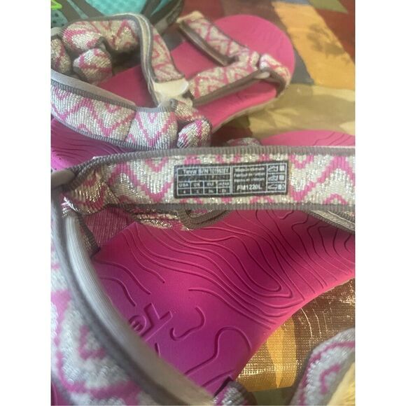 Teva Little Girls Fuchsia Red Open Toe Hook & Loop Geometric Sandals Size 4 - Picture 9 of 13